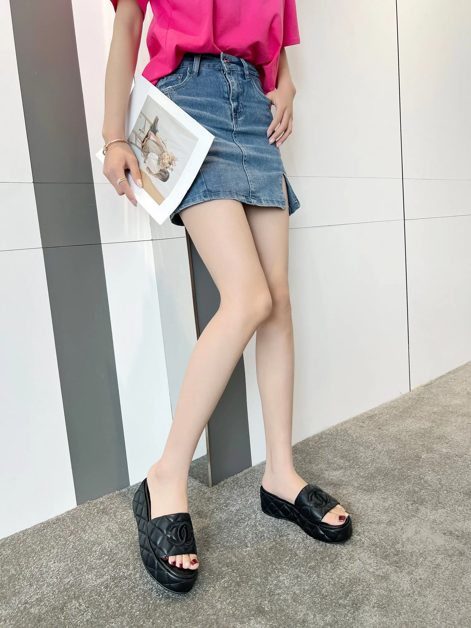 👟👟Ex-factory price 440👟👟 CHANEL｜Xiaoxiang𝟐𝟎𝟐5/𝐒𝐒 𝐧𝐞𝐰Lazy spring and summer new vacation slippers. New design, simple and versatile, super beautiful little slippers 😍 No matter how you look at it, it looks good👍🏻… Fabric: Sheepskin Lining: Sheepskin Color: white, apricot, black. The height of the water table is about 5cm, orders are welcome👏👏👏